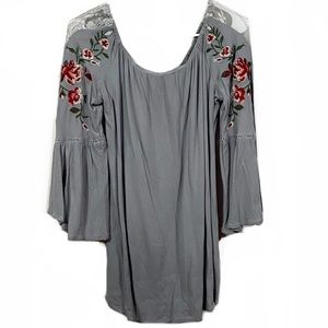Umgee Bell Sleeve Floral Embroidered Blouse size Medium